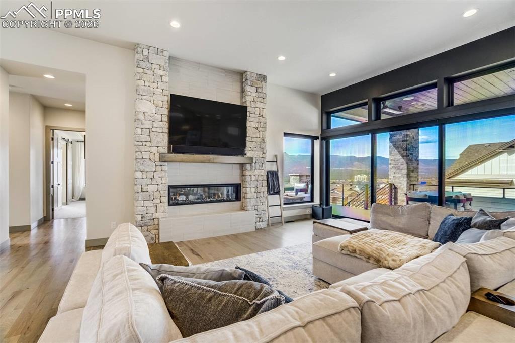 Image 5 of 50: Living Room