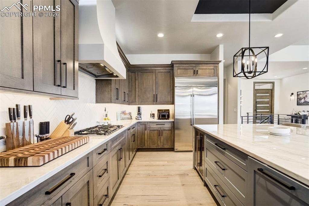 Image 8 of 50: Kitchen