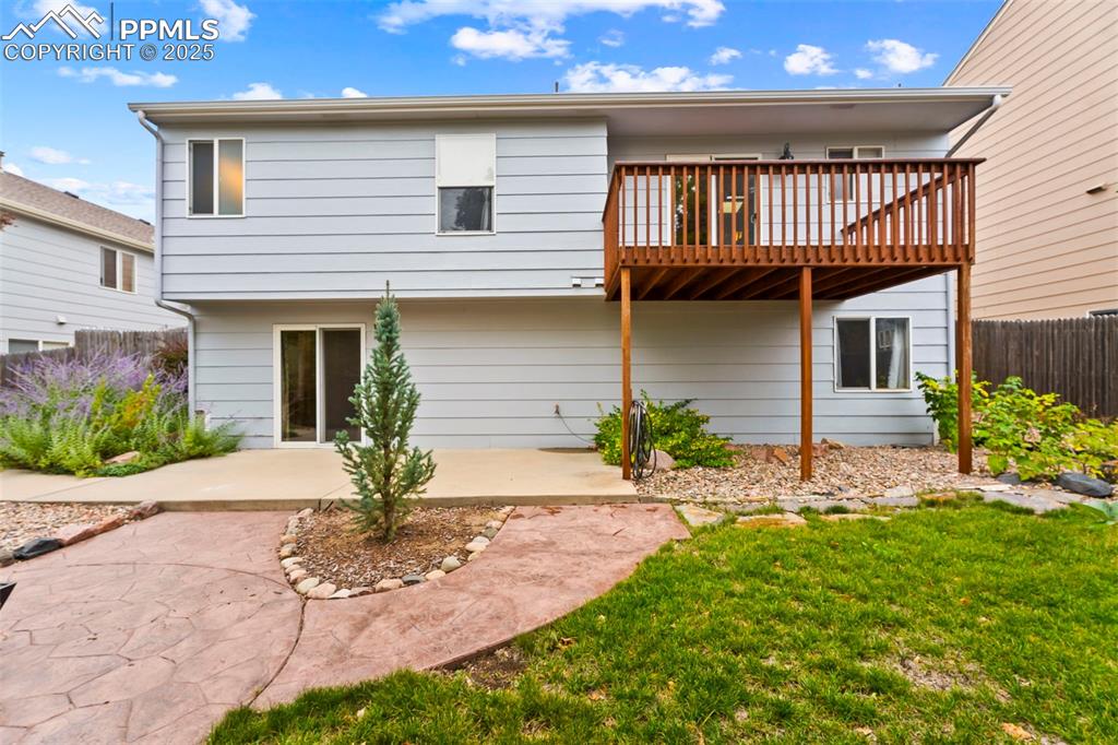 Image 28 of 34: Back of Structure