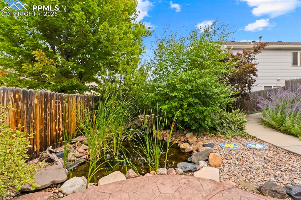 Image 31 of 34: Yard