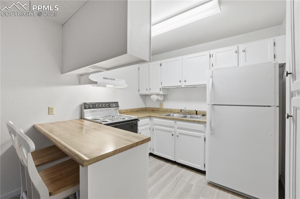 Image 10 of 26: Kitchen