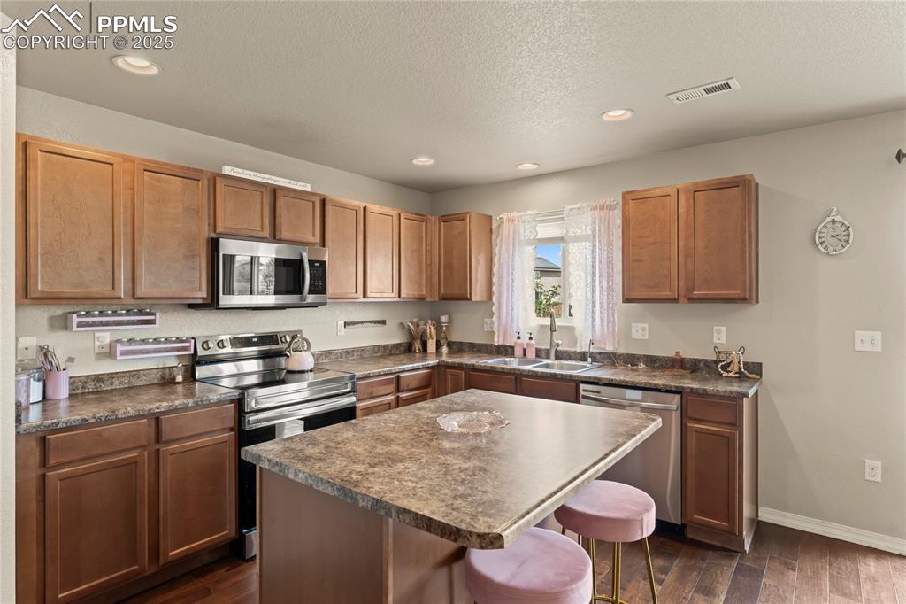 Image 10 of 32: Kitchen
