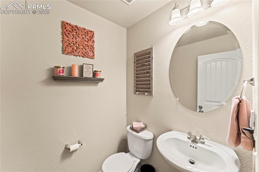 Image 14 of 32: Bathroom