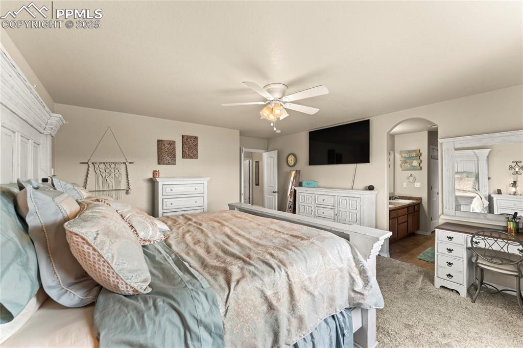 Image 17 of 32: Bedroom
