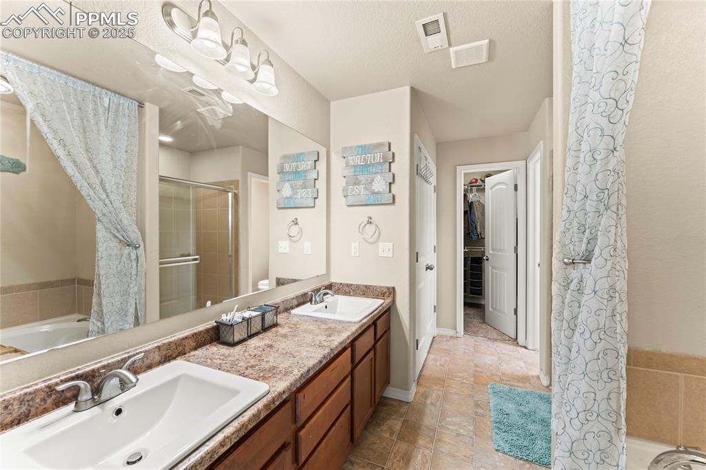 Image 18 of 32: Bathroom