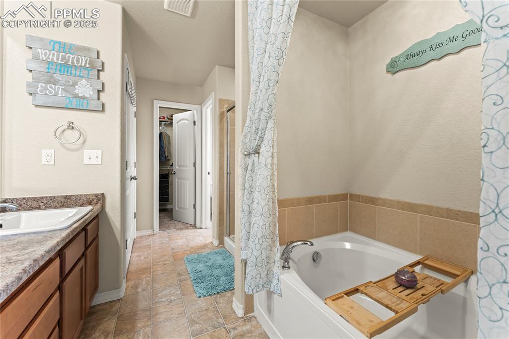 Image 19 of 32: Bathroom