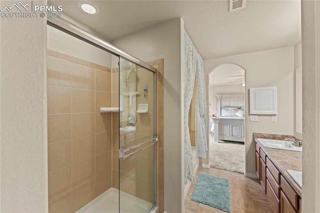 Image 20 of 32: Bathroom