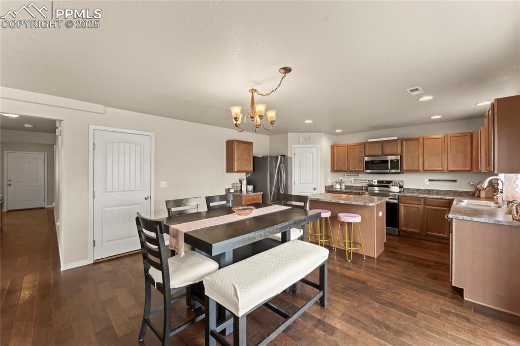Image 6 of 32: Dining Area
