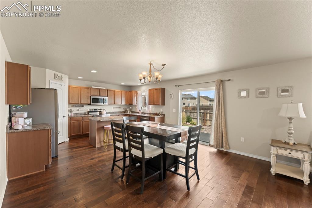 Image 7 of 32: Dining Area