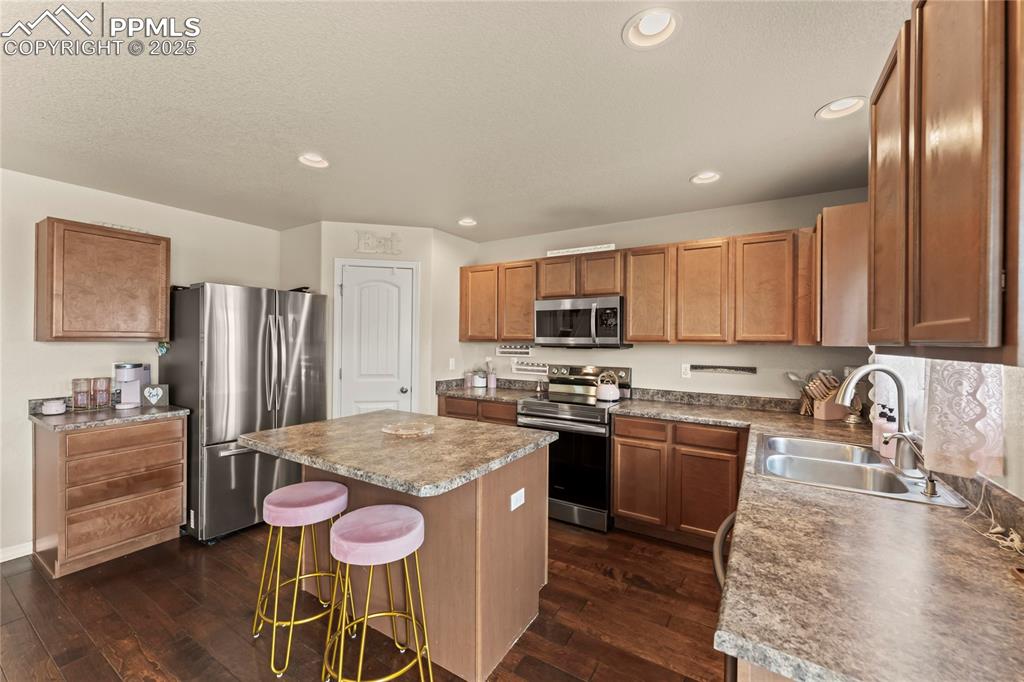 Image 9 of 32: Kitchen