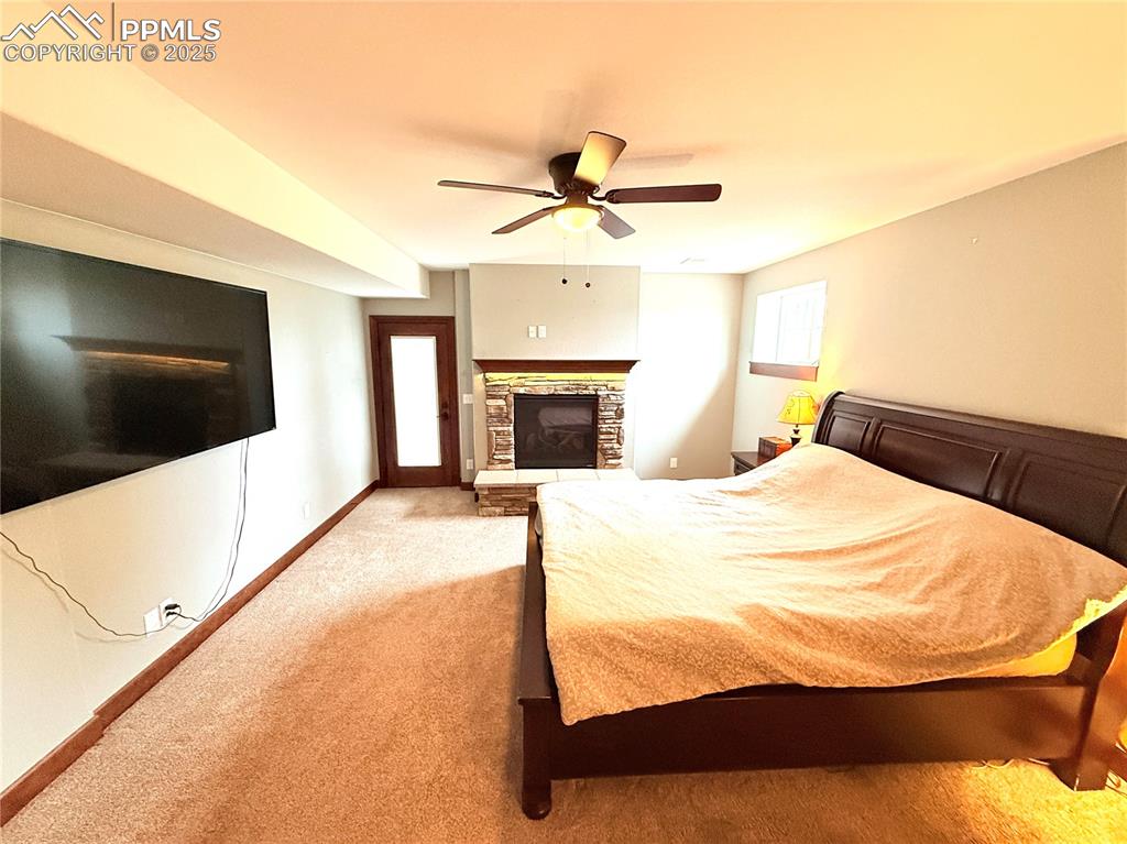 Image 17 of 50: Primary bedroom