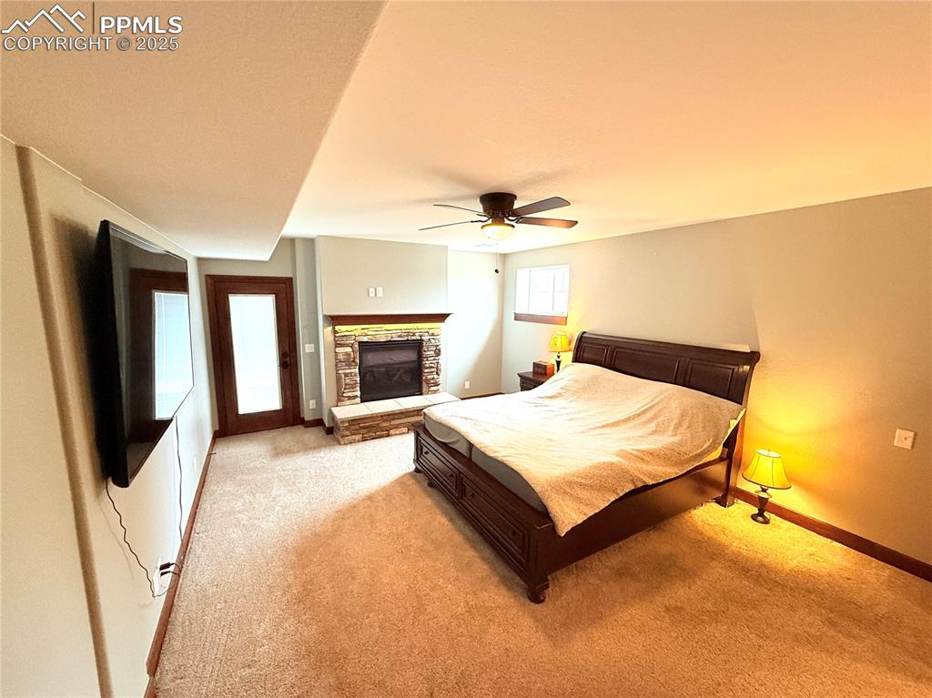 Image 18 of 50: Primary bedroom