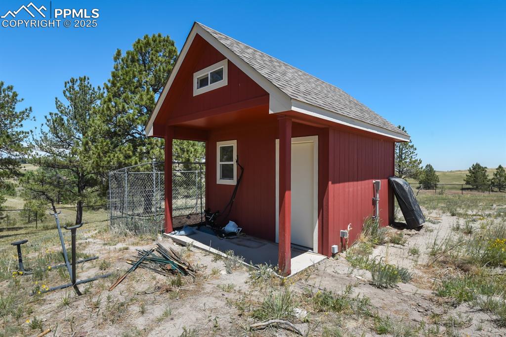 Image 42 of 50: Work shop with electric