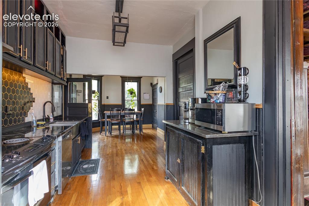 Image 10 of 27: Dining Area