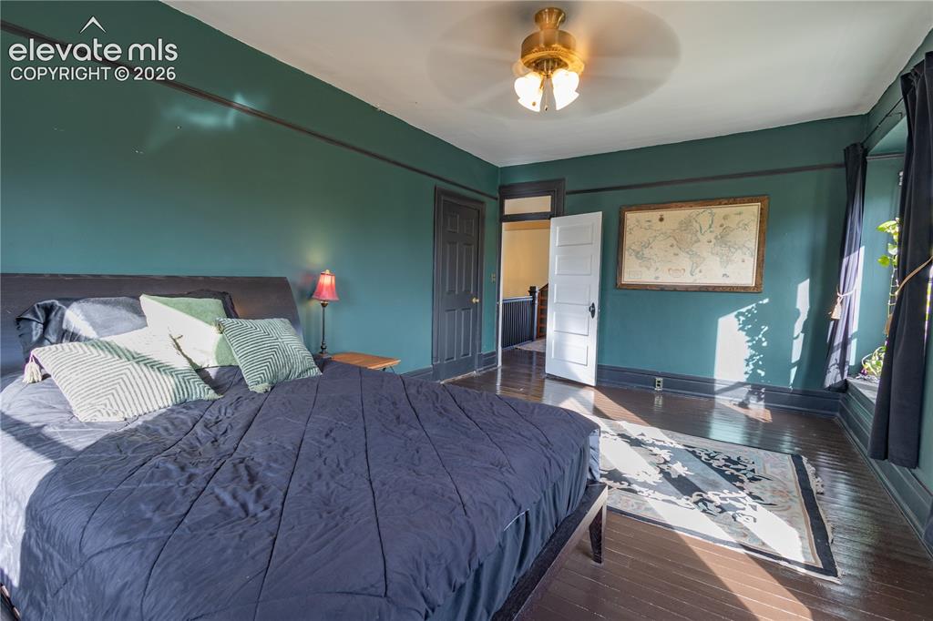 Image 16 of 27: Bedroom
