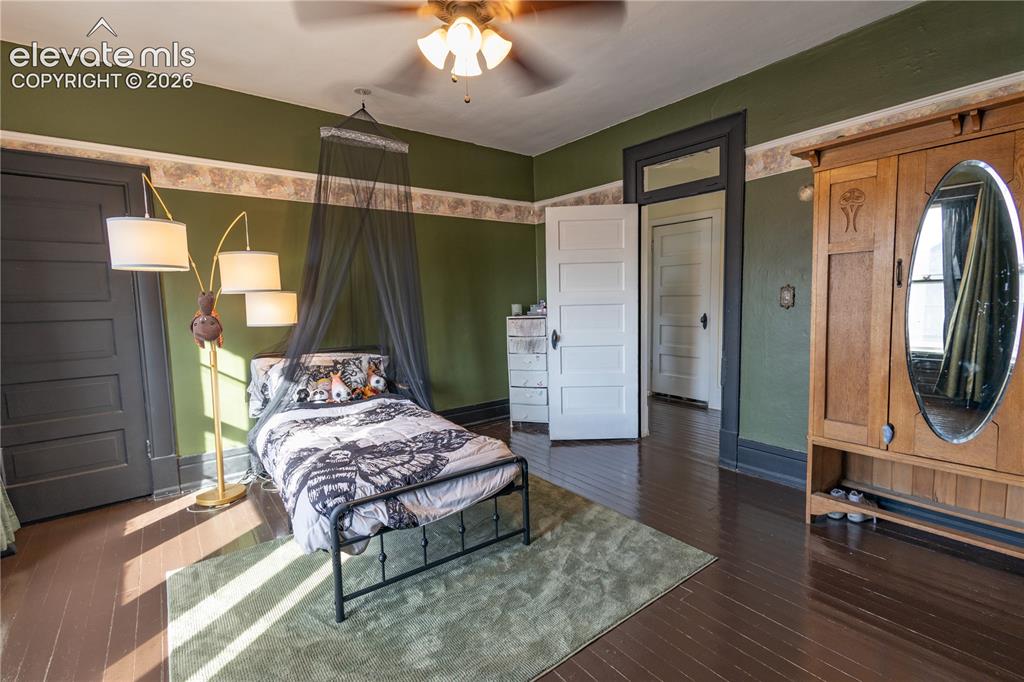 Image 17 of 27: Bedroom