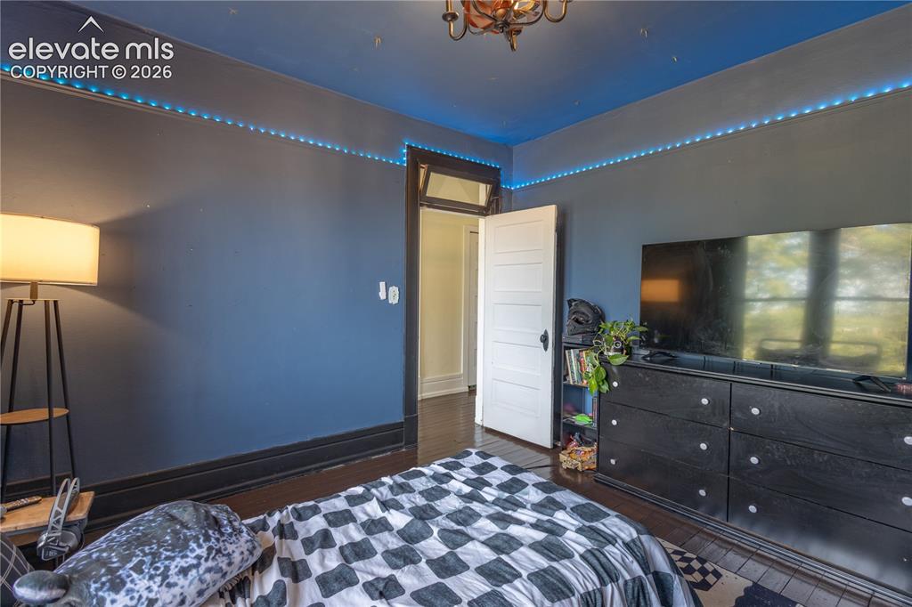 Image 18 of 27: Bedroom