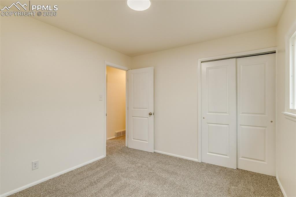 Image 14 of 24: Bedroom