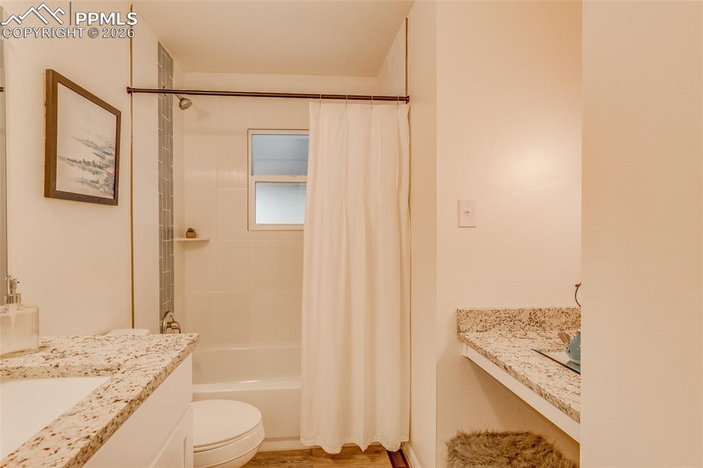 Image 16 of 24: Bathroom