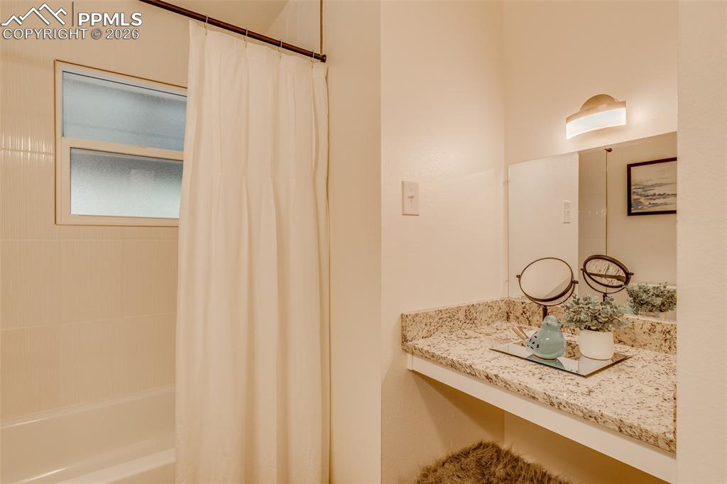 Image 17 of 24: Bathroom