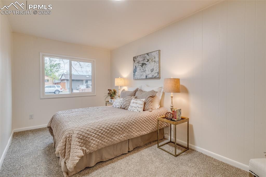 Image 18 of 24: Bedroom