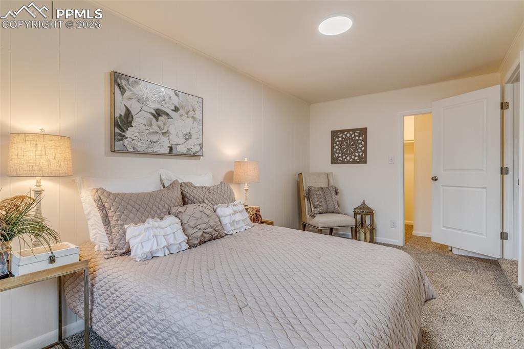 Image 19 of 24: Bedroom