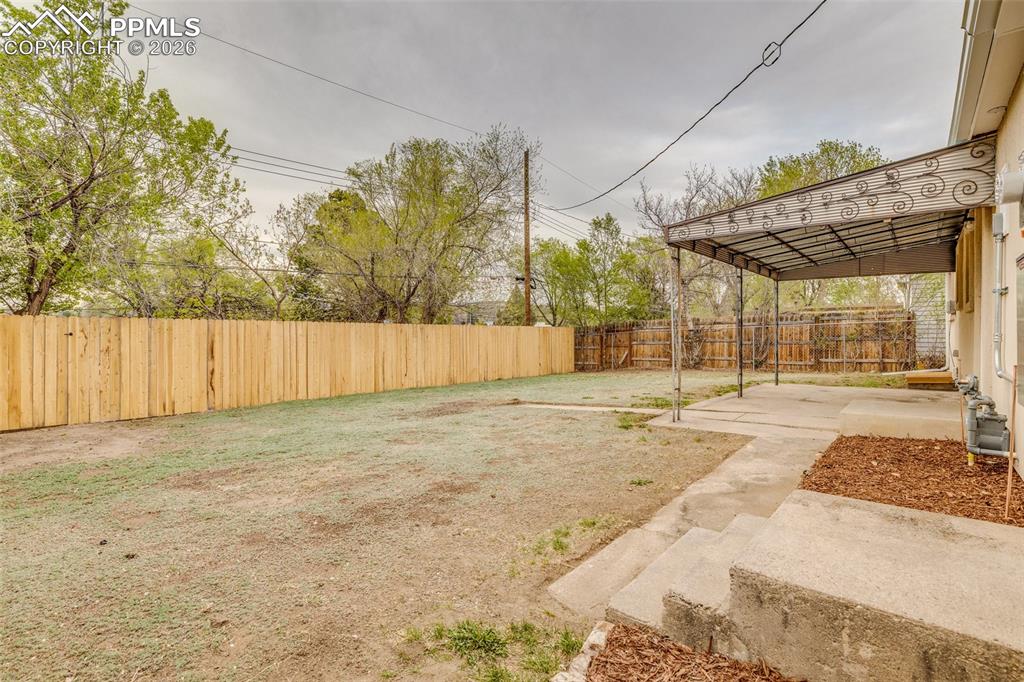 Image 21 of 24: Yard