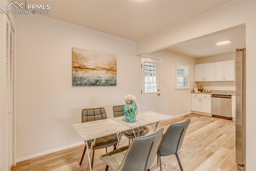 Image 5 of 24: Dining Area