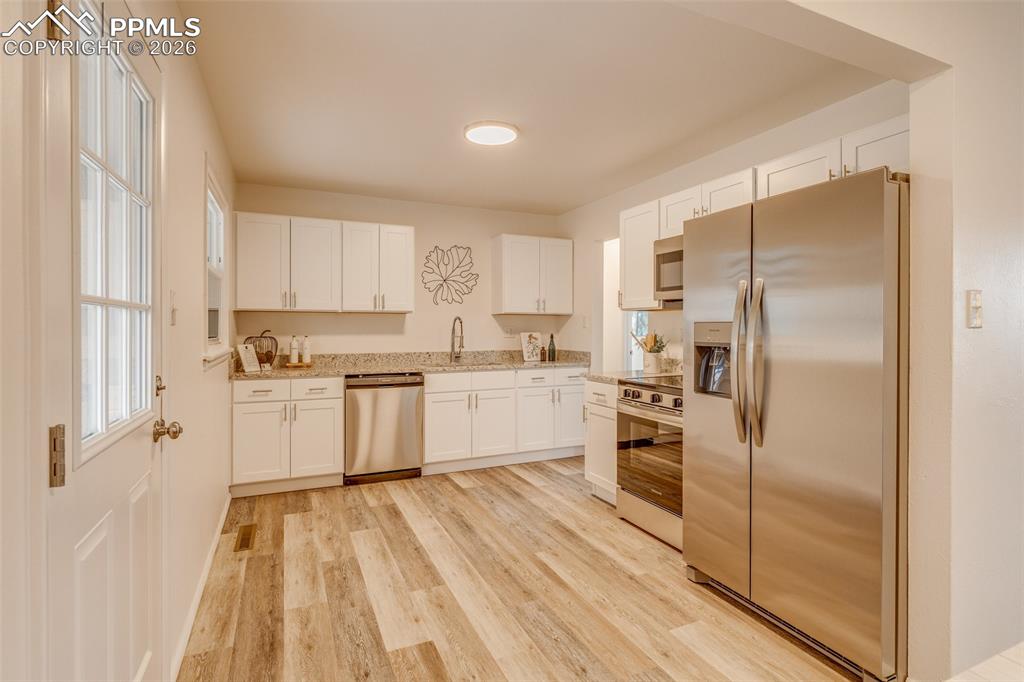 Image 7 of 24: Kitchen