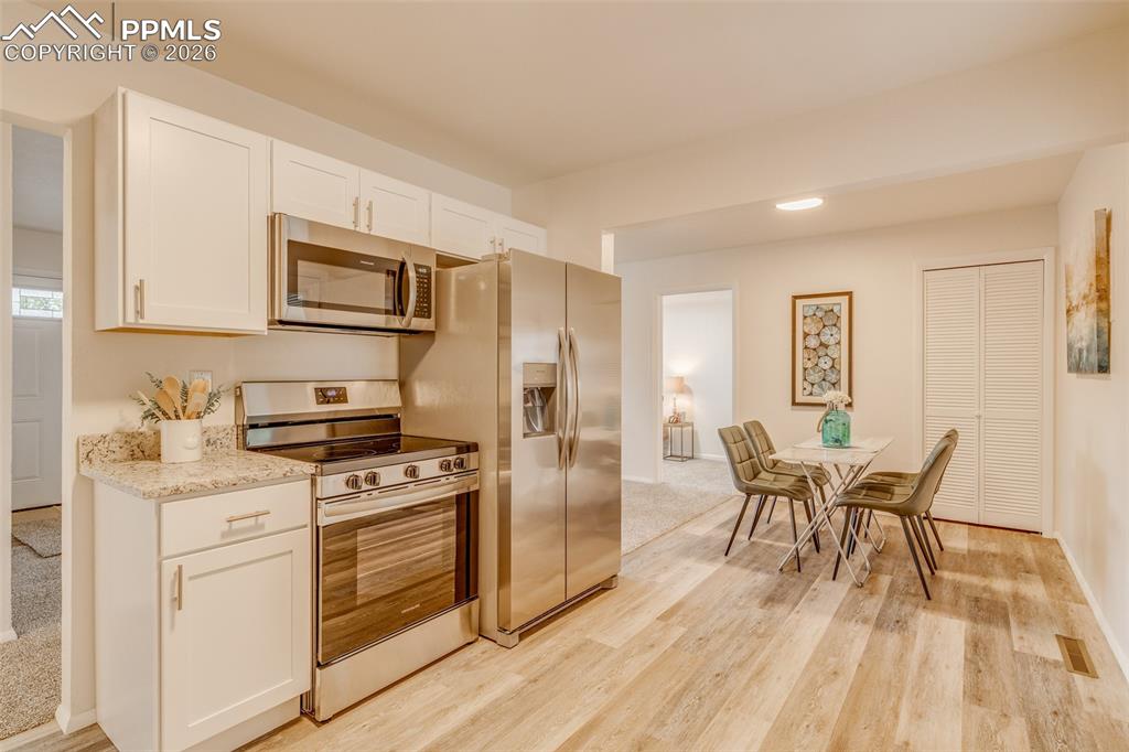 Image 8 of 24: Kitchen