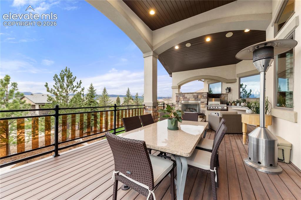 Image 19 of 36: Deck