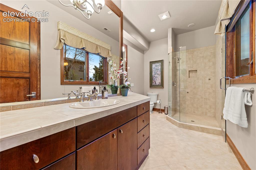 Image 32 of 36: Bathroom