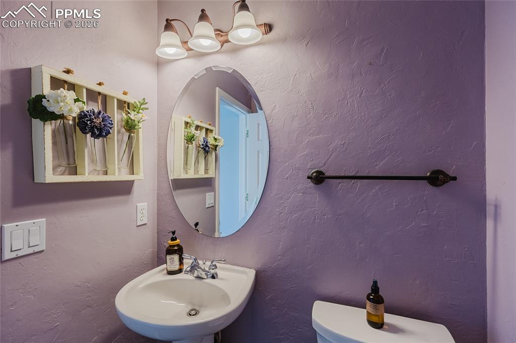 Image 13 of 50: Bathroom