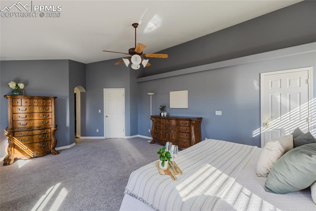 Image 17 of 50: Bedroom