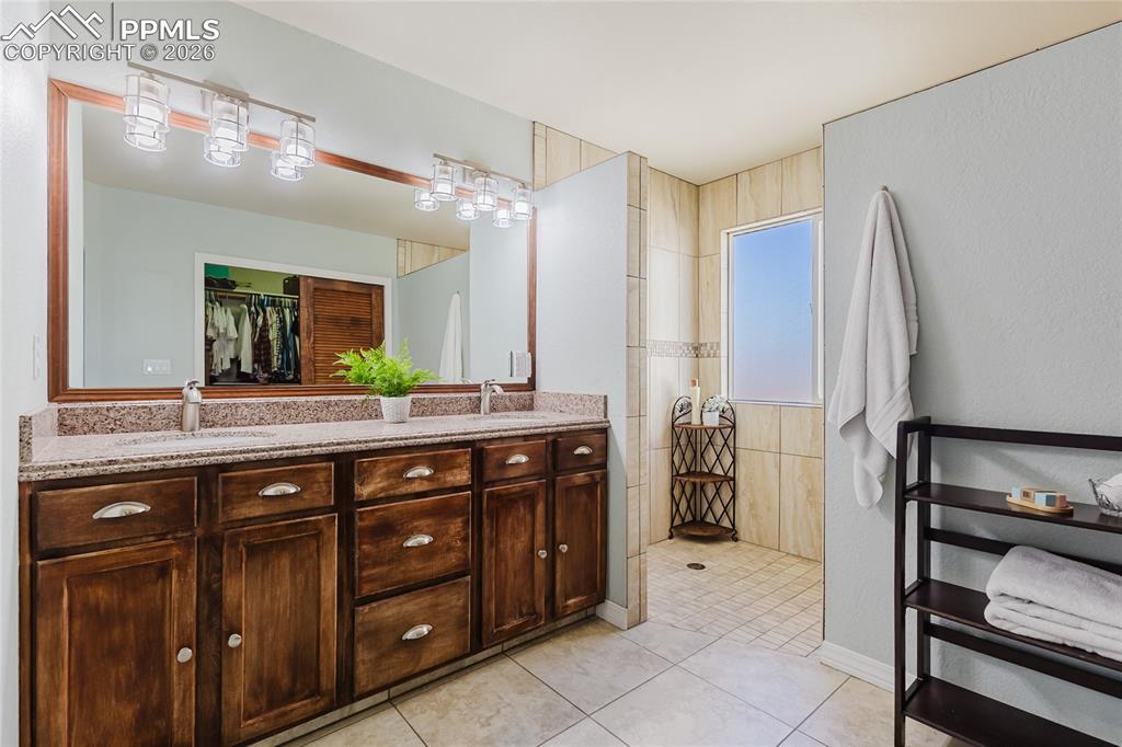 Image 19 of 50: Bathroom