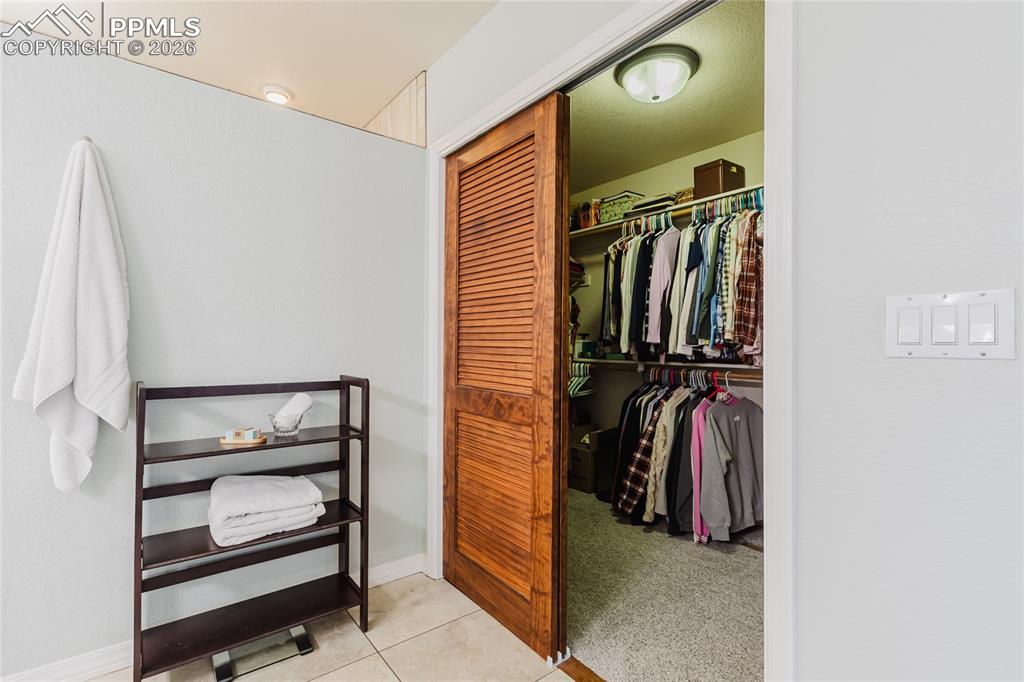 Image 21 of 50: Closet