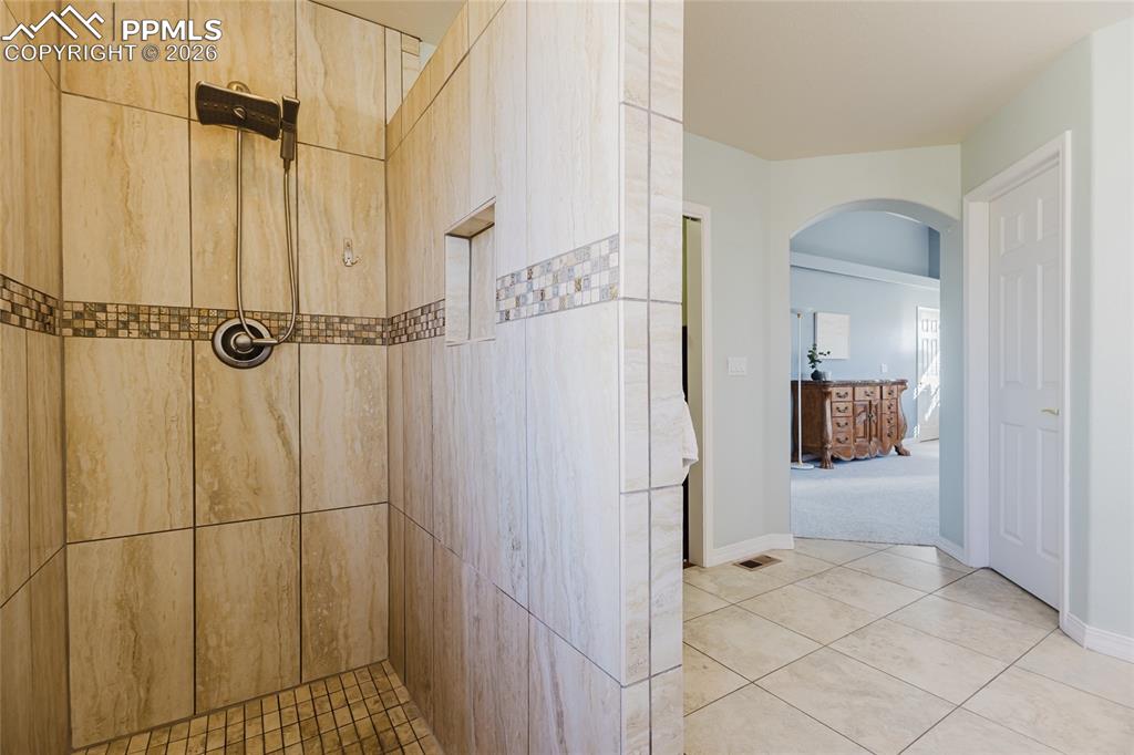 Image 22 of 50: Bathroom