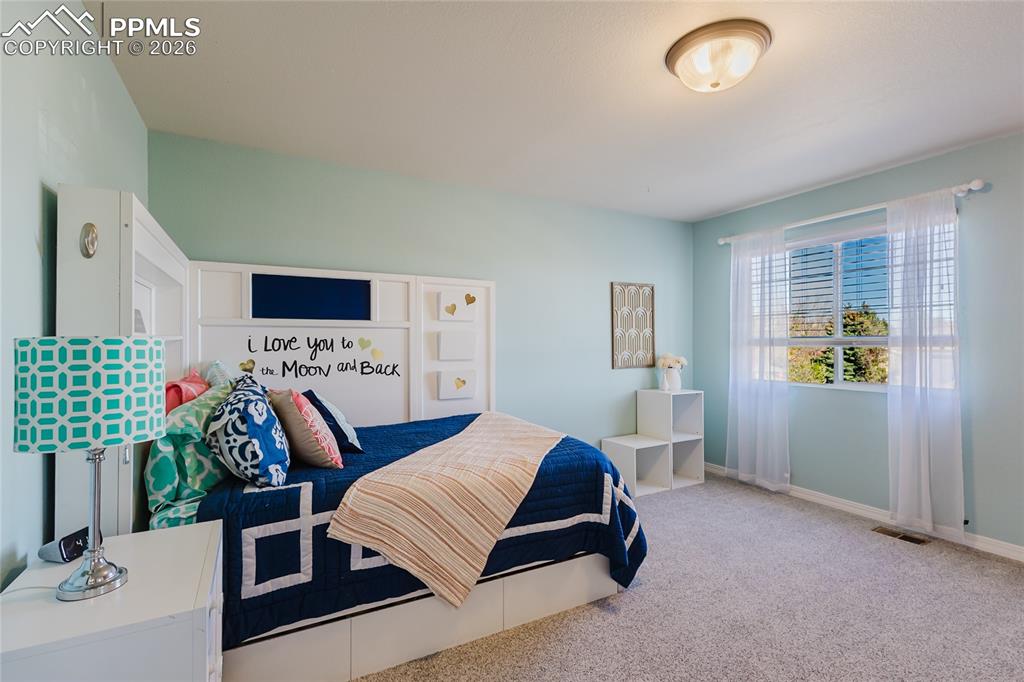 Image 26 of 50: Bedroom