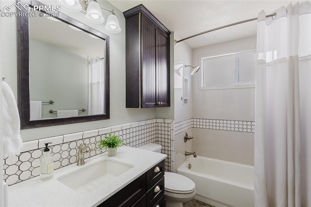 Image 32 of 50: Bathroom