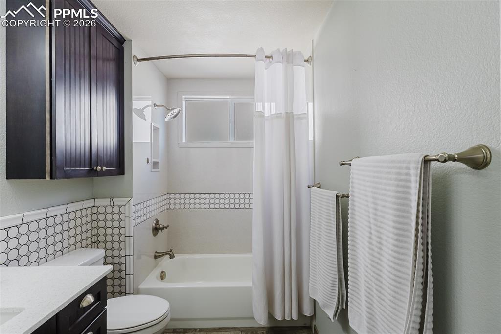 Image 33 of 50: Bathroom