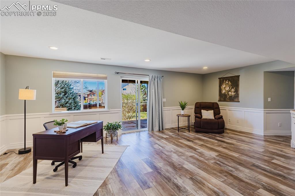 Image 35 of 50: Deck