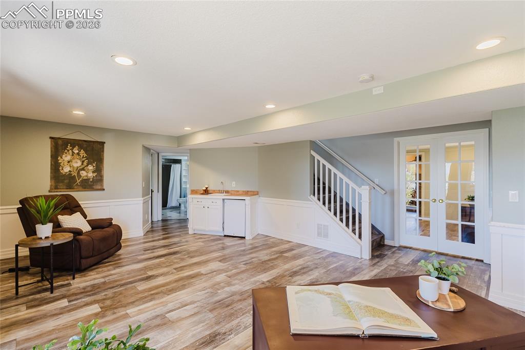 Image 37 of 50: Living Room