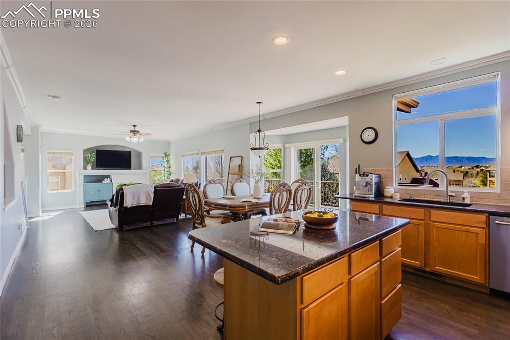 Image 4 of 50: Kitchen