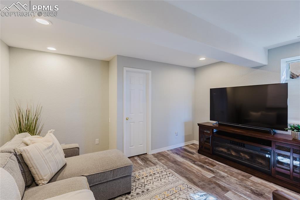 Image 40 of 50: Living Room