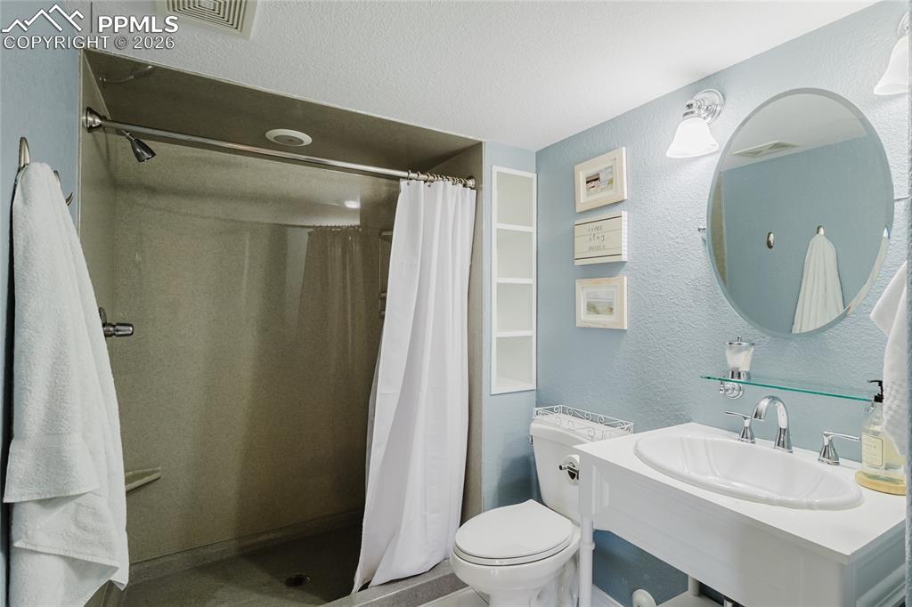 Image 44 of 50: Bathroom