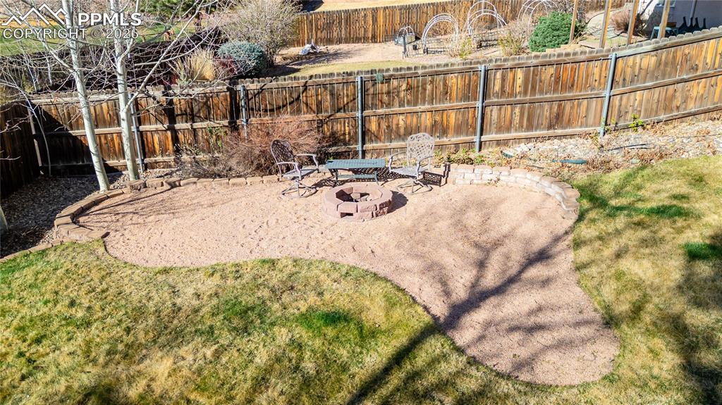 Image 48 of 50: Yard