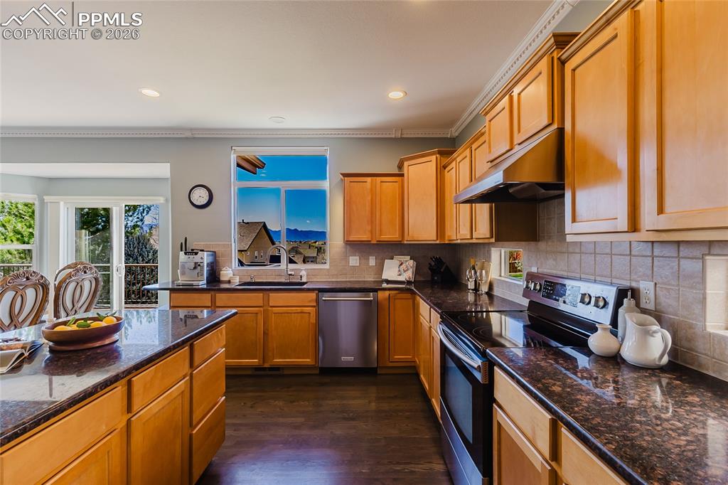 Image 5 of 50: Kitchen