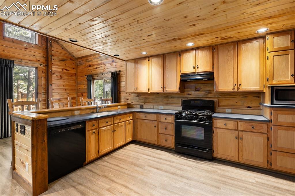 Image 10 of 46: Kitchen