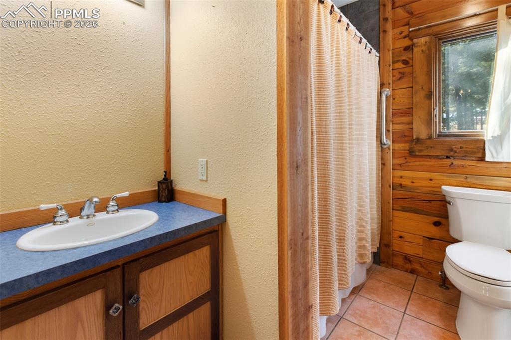 Image 23 of 46: Bathroom