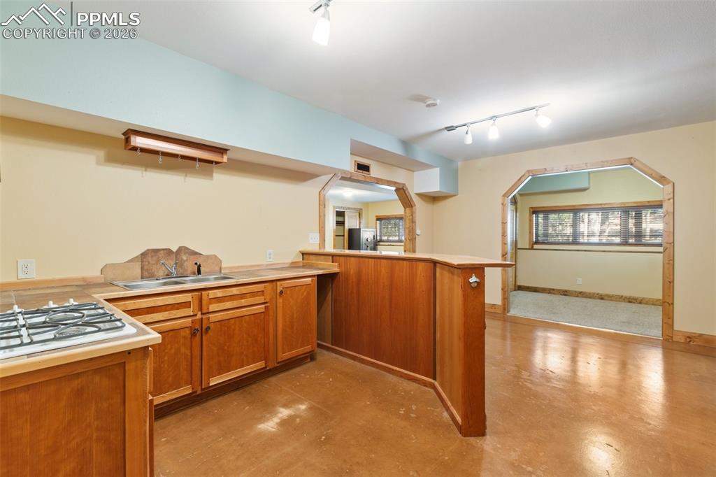 Image 34 of 46: Kitchen